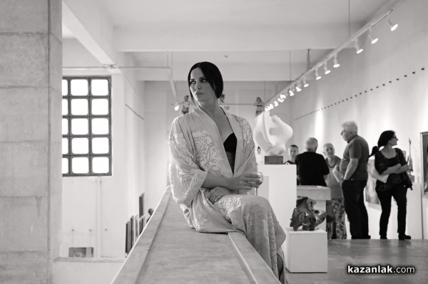 Откриха изложбата “Неслучайно присъствие“ на модния дизайнер Мариела Гемишева