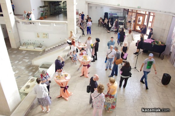 Откриха изложбата “Неслучайно присъствие“ на модния дизайнер Мариела Гемишева