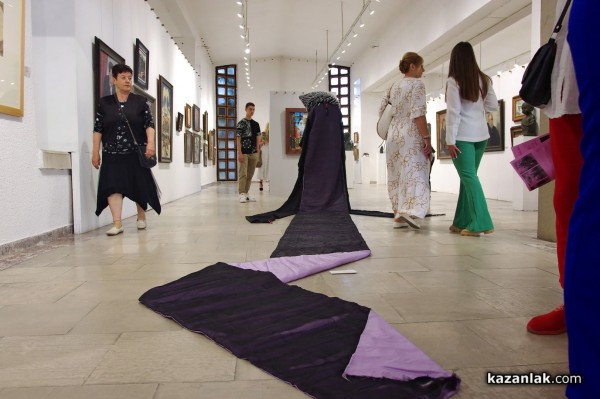 Откриха изложбата “Неслучайно присъствие“ на модния дизайнер Мариела Гемишева