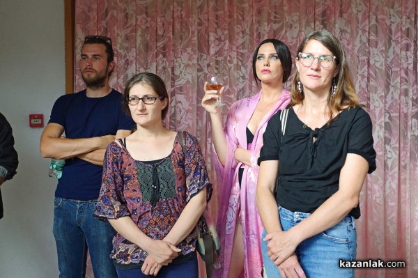 Откриха изложбата “Неслучайно присъствие“ на модния дизайнер Мариела Гемишева