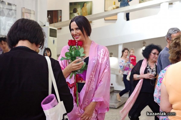 Откриха изложбата “Неслучайно присъствие“ на модния дизайнер Мариела Гемишева