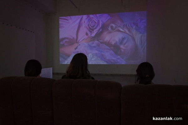 Откриха изложбата “Неслучайно присъствие“ на модния дизайнер Мариела Гемишева