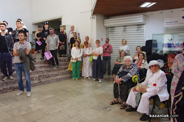 Откриха изложбата “Неслучайно присъствие“ на модния дизайнер Мариела Гемишева