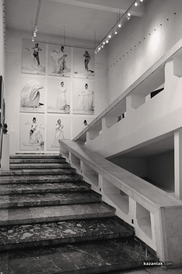 Откриха изложбата “Неслучайно присъствие“ на модния дизайнер Мариела Гемишева