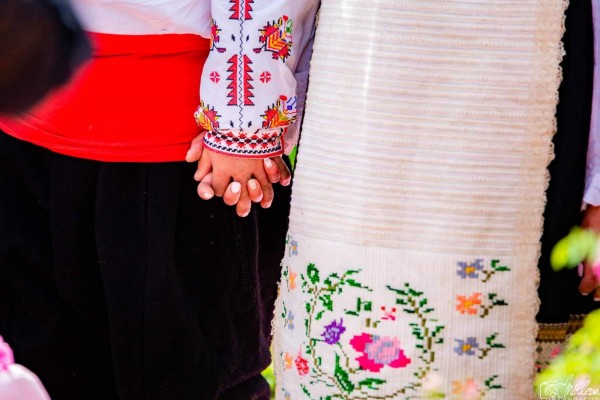 Семейство сключи брак в розови градини край Казанлък