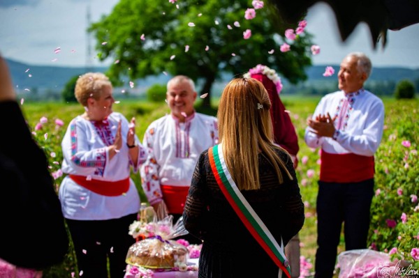 Семейство сключи брак в розови градини край Казанлък