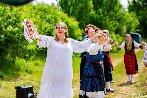 Семейство сключи брак в розови градини край Казанлък