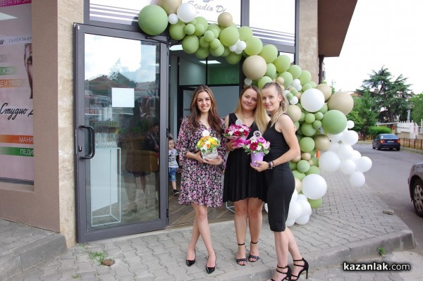 Млади, свежи, амбициозни - екипът на най-новия салон за красота в Казанлък “Studio Di“ 