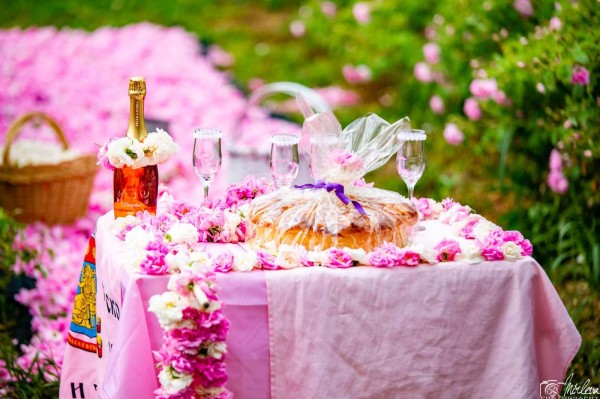 Семейство сключи брак в розови градини край Казанлък