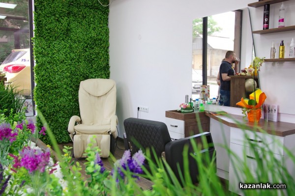 Млади, свежи, амбициозни - екипът на най-новия салон за красота в Казанлък “Studio Di“ 