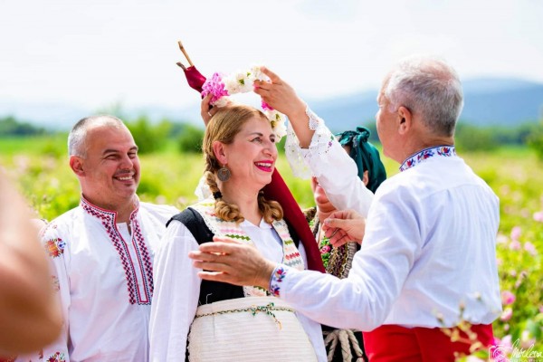 Семейство сключи брак в розови градини край Казанлък