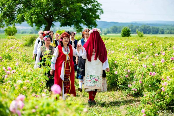 Семейство сключи брак в розови градини край Казанлък
