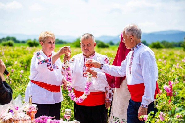 Семейство сключи брак в розови градини край Казанлък