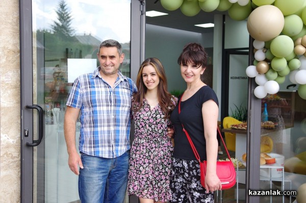 Млади, свежи, амбициозни - екипът на най-новия салон за красота в Казанлък “Studio Di“ 