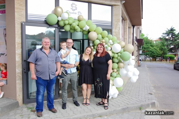 Млади, свежи, амбициозни - екипът на най-новия салон за красота в Казанлък “Studio Di“ 