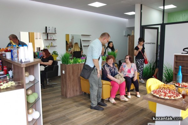 Млади, свежи, амбициозни - екипът на най-новия салон за красота в Казанлък “Studio Di“ 