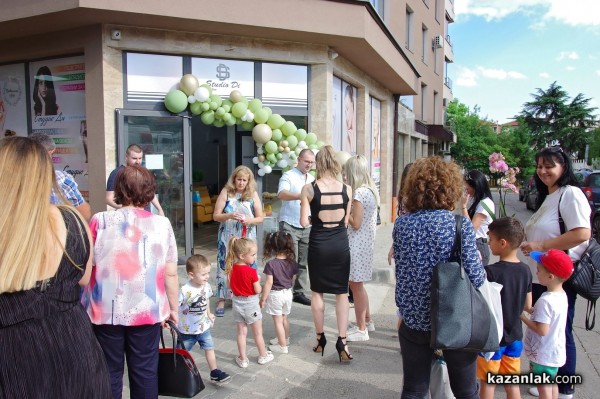 Млади, свежи, амбициозни - екипът на най-новия салон за красота в Казанлък “Studio Di“ 