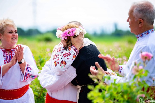 Семейство сключи брак в розови градини край Казанлък