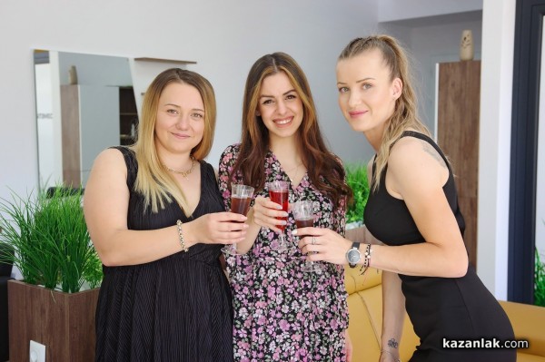 Млади, свежи, амбициозни - екипът на най-новия салон за красота в Казанлък “Studio Di“ 