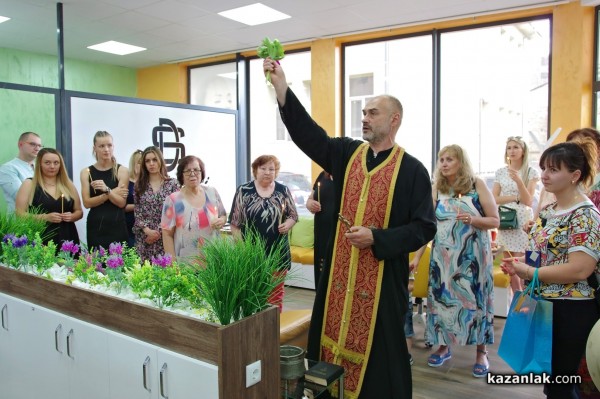 Млади, свежи, амбициозни - екипът на най-новия салон за красота в Казанлък “Studio Di“ 