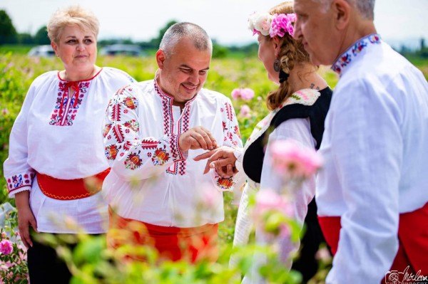Семейство сключи брак в розови градини край Казанлък