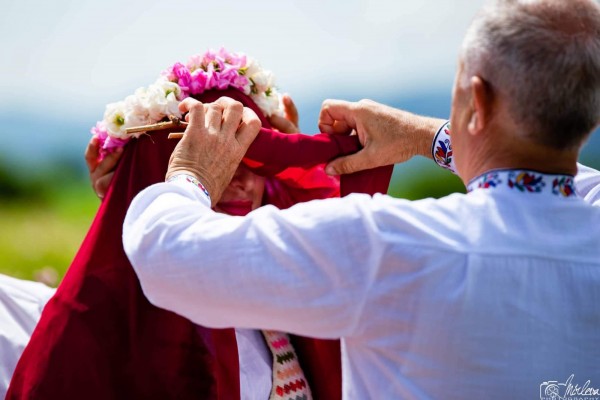 Семейство сключи брак в розови градини край Казанлък
