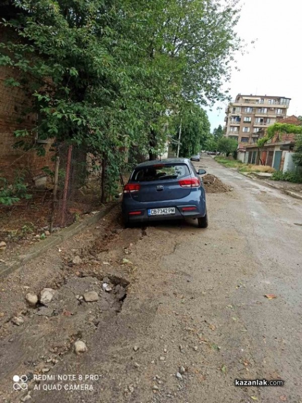 Кола пропадна в изкоп след дъжда