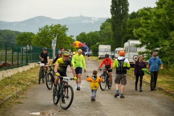 При голям интерес се проведе състезанието по планинско колоездене и бягане “Спици и бодли“