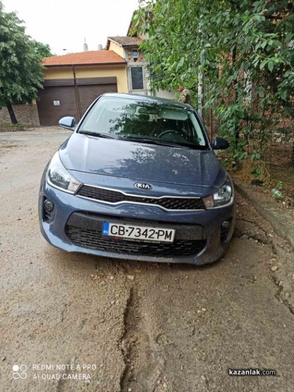 Кола пропадна в изкоп след дъжда