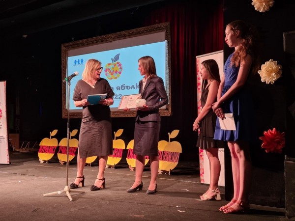 Община Казанлък получи отличие “Златна ябълка“ за цялостна политика в подкрепа на децата и семействата