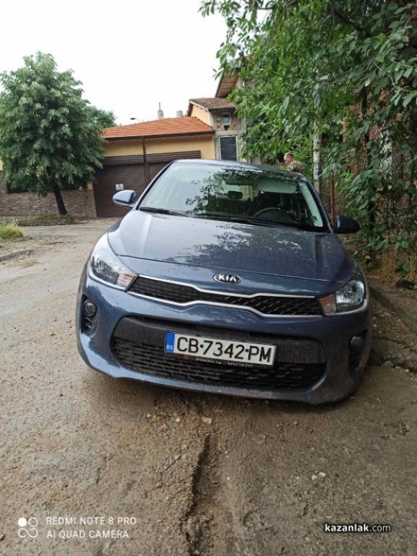 Кола пропадна в изкоп след дъжда