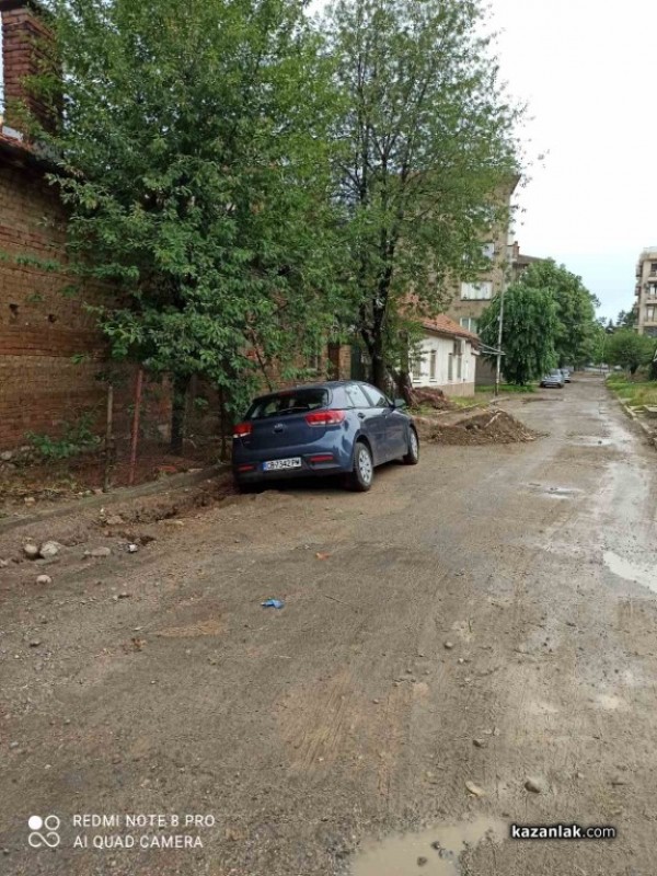 Кола пропадна в изкоп след дъжда