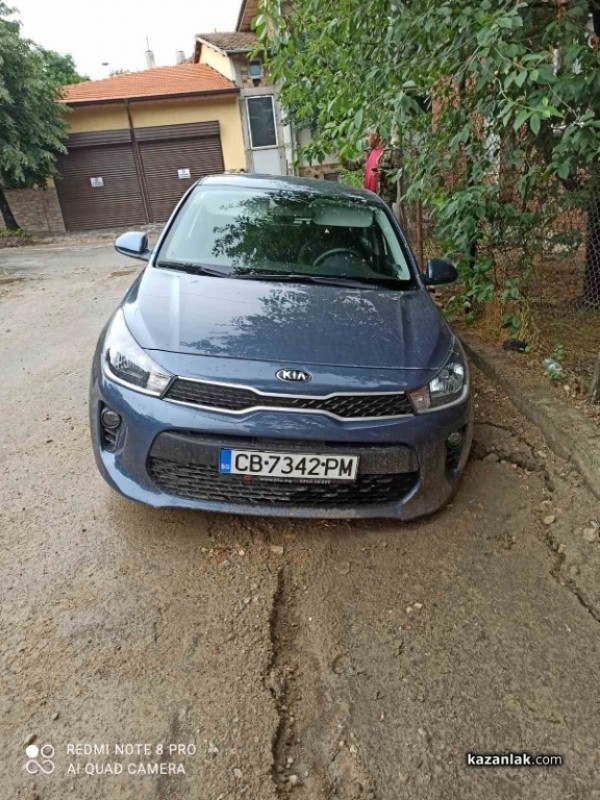 Кола пропадна в изкоп след дъжда