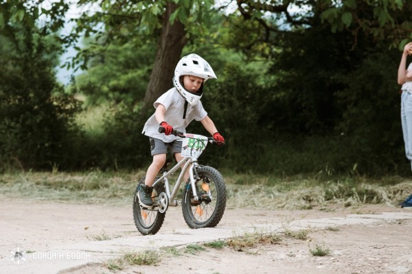 При голям интерес се проведе състезанието по планинско колоездене и бягане “Спици и бодли“