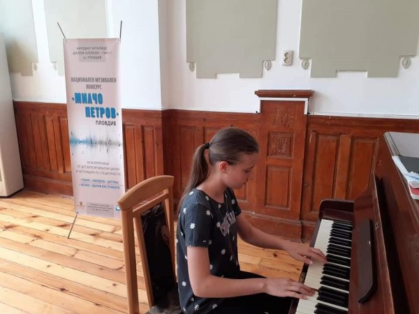 Престижни отличия от национални и международни конкурси спечелиха Даниела и Белослава от Школа “Орфей’