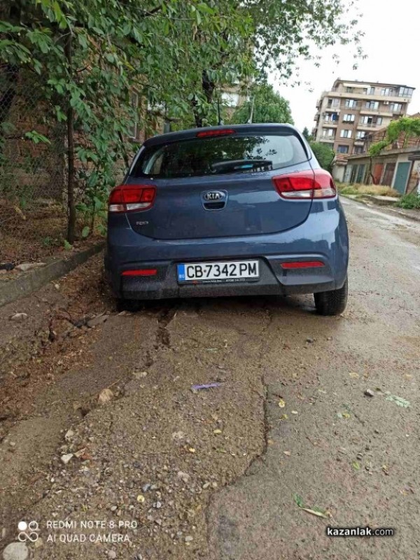 Кола пропадна в изкоп след дъжда