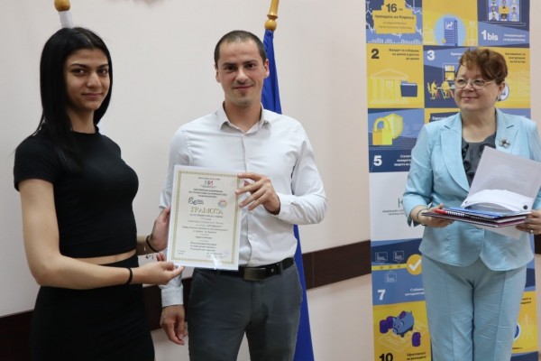 Ученици от ПГЛПТ с отличия от Европейската олимпиада по статистика