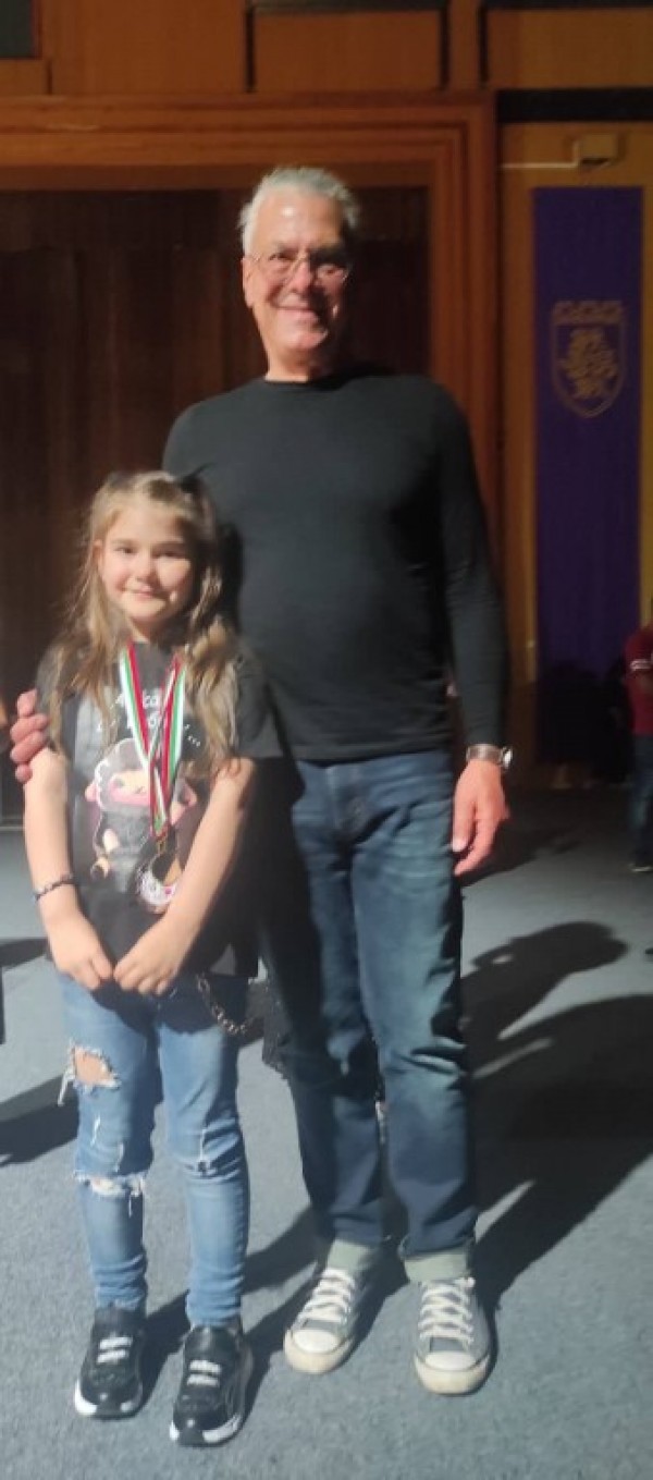 Малките певици Илона и Катрин с много награди през май