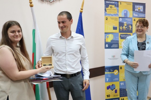 Ученици от ПГЛПТ с отличия от Европейската олимпиада по статистика