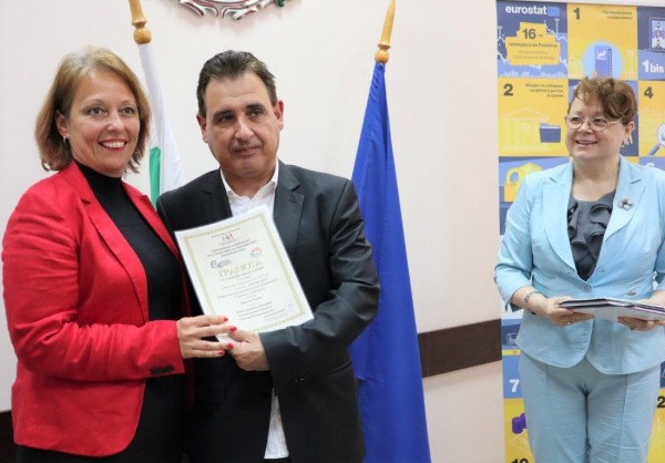 Ученици от ПГЛПТ с отличия от Европейската олимпиада по статистика