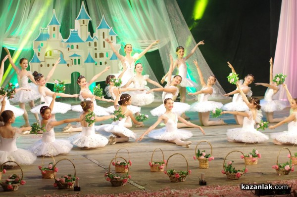 Приказен бал на принцесите на Казанлък