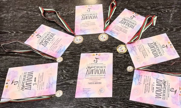 Малките певици Илона и Катрин с много награди през май