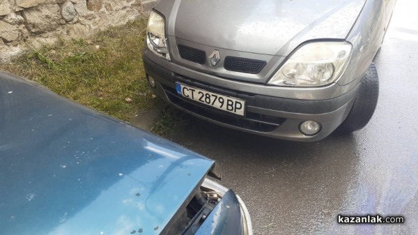 Опел и Рено се удариха челно на ул. “Тракия“