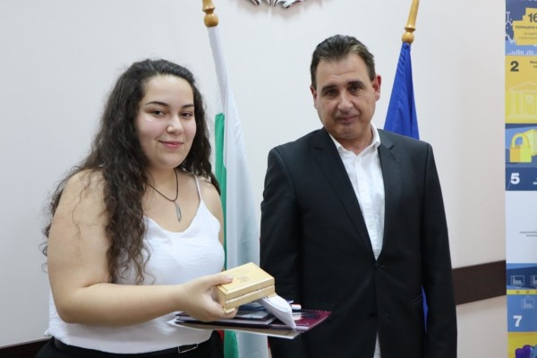 Ученици от ПГЛПТ с отличия от Европейската олимпиада по статистика