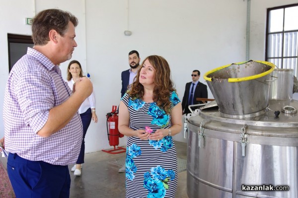 Новата дестилерия Terra Roza, на световния гигант dōTERRA, бе посетена от посланика на САЩ в България Херо Мустафа