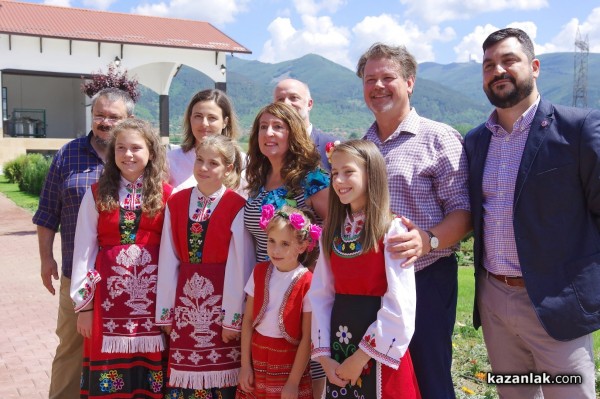 Новата дестилерия Terra Roza, на световния гигант dōTERRA, бе посетена от посланика на САЩ в България Херо Мустафа