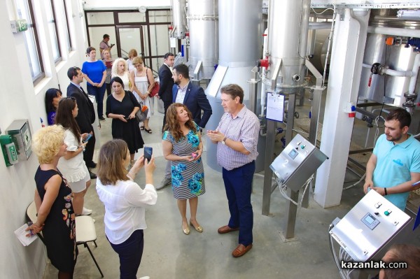 Новата дестилерия Terra Roza, на световния гигант dōTERRA, бе посетена от посланика на САЩ в България Херо Мустафа