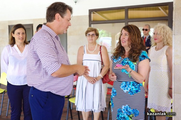 Новата дестилерия Terra Roza, на световния гигант dōTERRA, бе посетена от посланика на САЩ в България Херо Мустафа