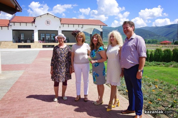 Новата дестилерия Terra Roza, на световния гигант dōTERRA, бе посетена от посланика на САЩ в България Херо Мустафа