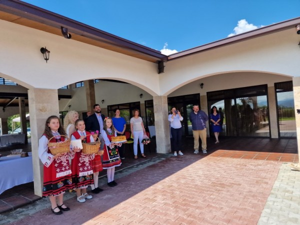 Кметът на Казанлък разговаря с американския посланик за възстановяването на НЧ “Светлина“ в град Шипка